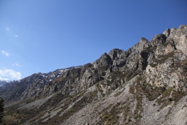 アラアルチャの渓谷の両側の荒々しい岩肌