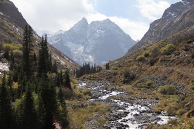 アラアルチャの渓谷の奥に見える山