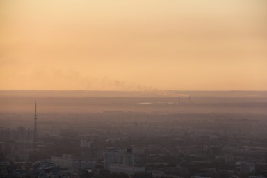 アルマトイのコク・トベの丘から見下ろすまっ平らな大地の夕暮れの景色