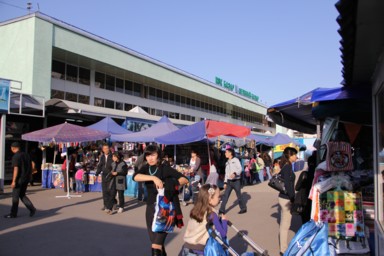 アルマティのグリーンバザールの市場の活気ある様子