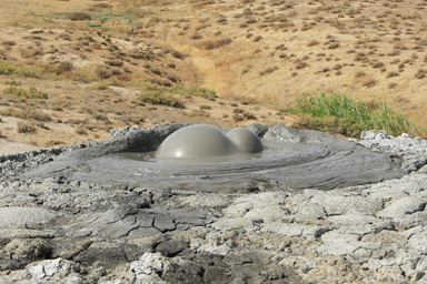 ゴブスタンの泥火山の泥がボコボコ吹きあがる噴出孔の景色