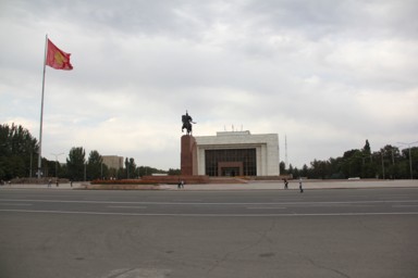 ビシュケクのアラ・トゥー広場にあるマナス記念碑と国立歴史博物館