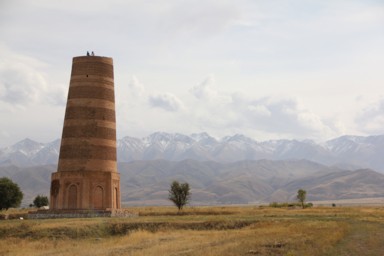 ブラナの塔が佇むキルギスの大自然
