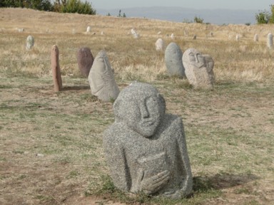 ブラナの塔のかわいらしい墓が並ぶ静かな場所