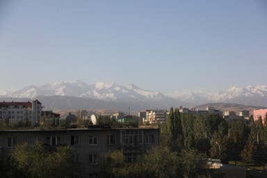 雪山が迫るビシュケクの街並み