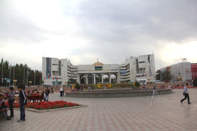 ビシュケクのアラ・トゥー広場の人々が集う日常風景