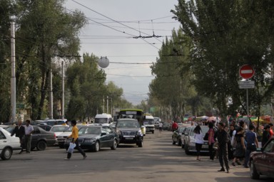 ビシュケクの街路樹が伸びる通りの渋滞