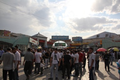 混雑するビシュケク最大のオシ・バザールの入口