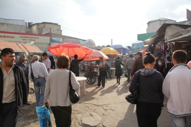 オシュ・バザールの人があふれる様子