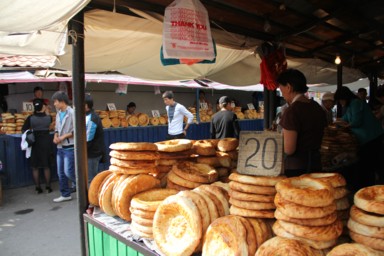 オシバザールの丸いパンを積み上げてそのまま売る露店