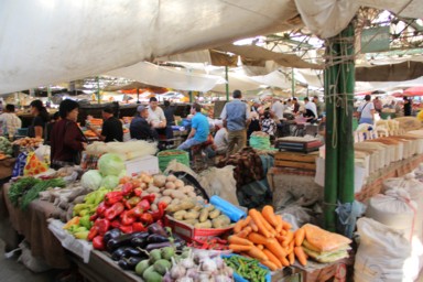 オシュ・バザールのカラフルな野菜が売られている様子