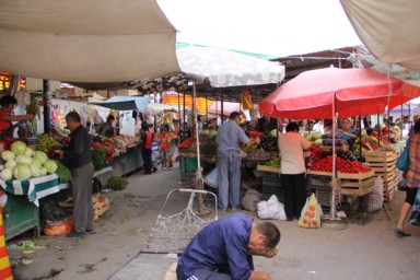 オシュバザールの野菜売りの屋台がたくさん並ぶ様子