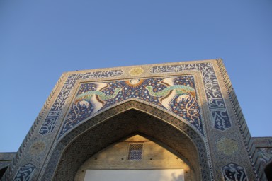 ナディール・ディヴァンベギ・メドレセの入り口の偶像が描かれた歴史的なタイルの壁画