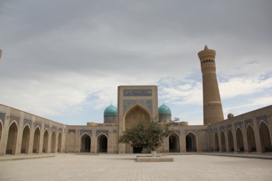 カラーン・モスクの中庭の静寂の景色