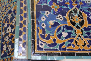 マドラサやモスクの細部まで美しさが宿るタイルの模様