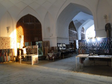 ただの交差点にも広がる市場のタキ・バザールの風景