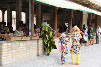 宝石の露店と店主の女性が何人も並ぶ様子