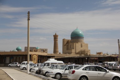 ブハラの現代の駐車場から歴史的建築のエリアのギャップを眺める風景