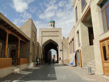 ブハラの町の道沿いにも見どころになるトキ・サロフォン