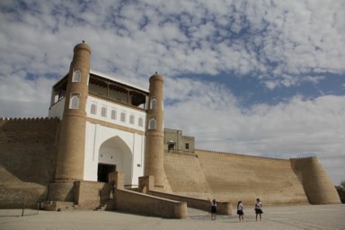 ブハラのアルク城の入り口の白い美しいゲート