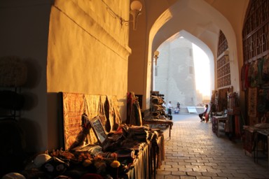 ブハラの夕暮れにオレンジに染まるタキ・バザール