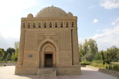 レンガの積み方できれいな模様が作られたイスマーイール・サーマーニー廟