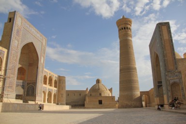 ブハラの旧市街広場のミルアラブ・マドラサとカラーン・ミナレットとモスクが並ぶ風景