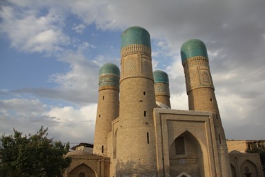 ユニークな4本の塔が集まったチャール・ミナールの建物