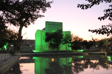 ラビハウズの緑色にライトアップされた様子