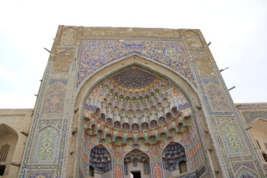 アブドゥールアジズ・ハン・メドレセの色が残る入り口の門の様子