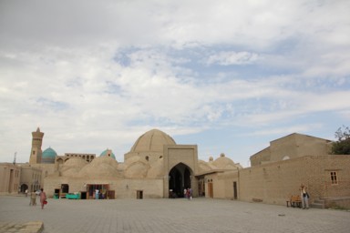 小さなドームが集まった建物のタキバザール