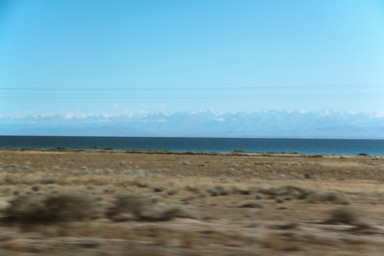 チョルポンアタの周辺のイシククル湖と天山山脈の景色