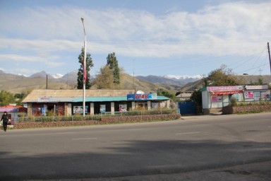 チョルポン・アタの幹線道路沿いに並ぶレストラン