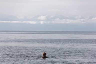 冷たいイシククル湖で遊泳をする豪快なおばちゃん