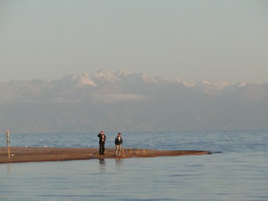 イシククル湖と天山山脈の絶景