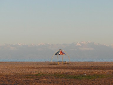 イシククル湖の季節外れのビーチに残るテント