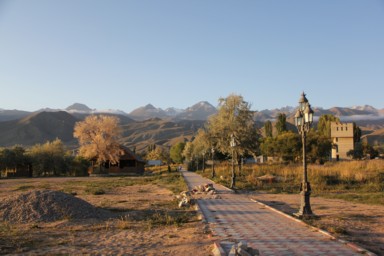 イシククル湖の秋の夕暮れの活気のない遊歩道