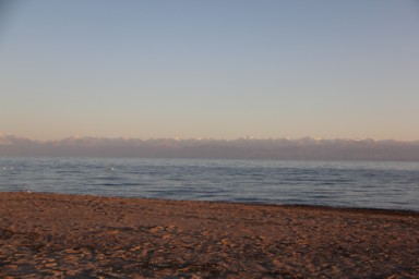 9月下旬の静かなイシククル湖の湖畔