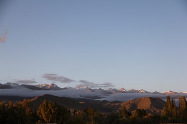 イシククル湖の雲が這う高い山脈の見どころ