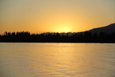 太陽が沈むとき湖に太陽が溶けたように反射する光景