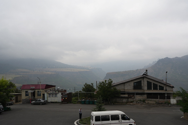 ハフパット修道院のまわりの台地や山が続く景色