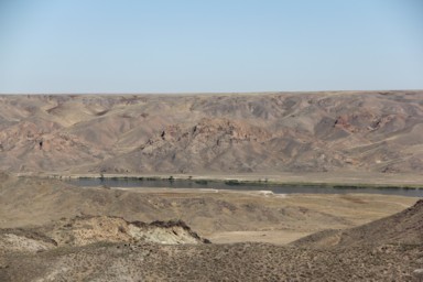 カザフスタンのイリ川の流れる荒涼とした大地