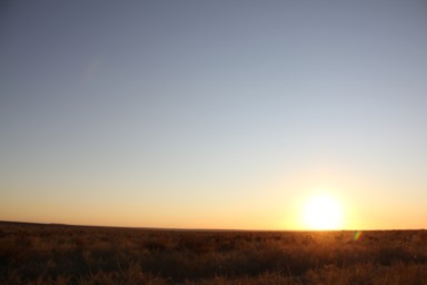 カザフスタンの平らな大地に沈む夕日