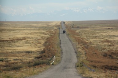 カザフスタンの小さな一本道を走る車の景色