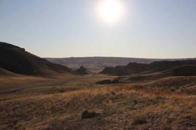 カザフスタンのイリ川が大地を削った渓谷の様子