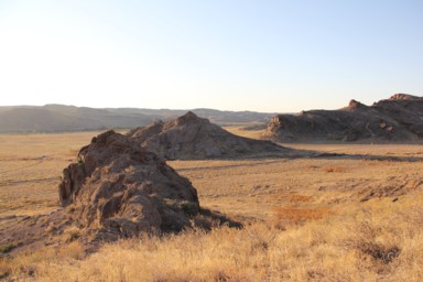 カザフスタンのイリ川の荒々しい岩が大地から飛び出る風景