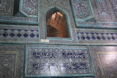 ヒヴァの美しいタイルの装飾がされた廟の風景