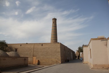 ヒヴァの裏道から塔がそびえる光景