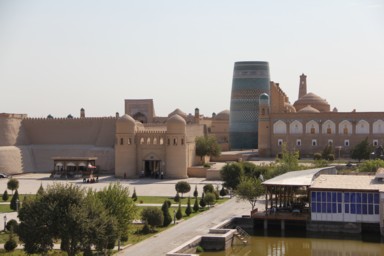 ヒヴァのオタ・ダルヴァザ門とカルタミナールを眺める見どころ