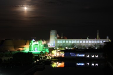 満月が照らすド派手にライトアップされたカルタミナールとヒヴァの町